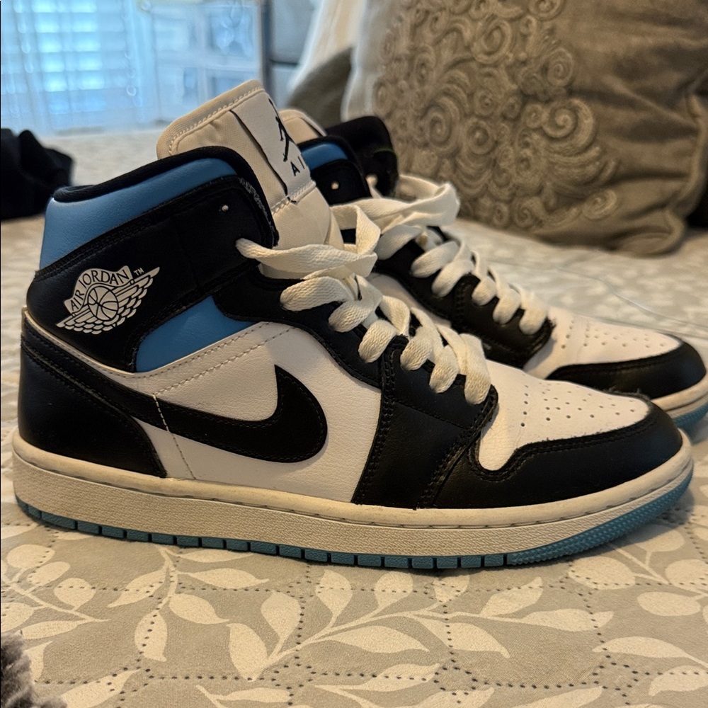 Jordan Men's Black, White, and Blue Sneakers